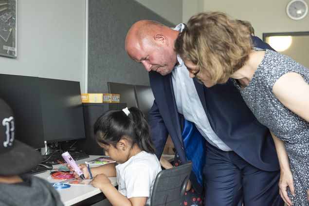 Herr Kretschmann und Frau Becker bewunderten auch hier die Kreativität der kleinen Forscher*innen